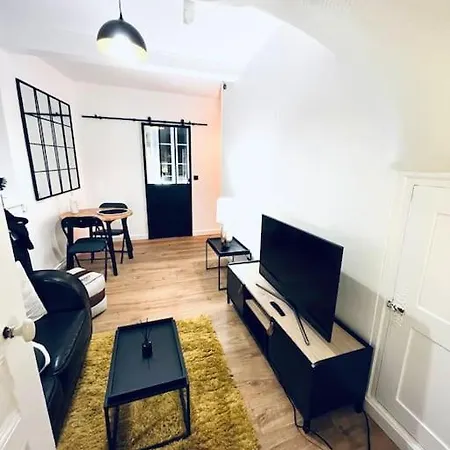 Stylish Unit In Chantilly